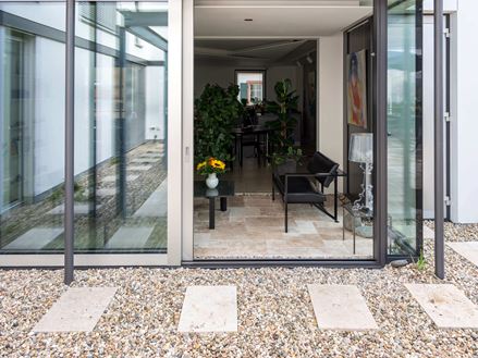 Pohled z terasy Travertin Rustic do stylové zimní zahrady