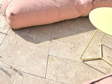 Fotografie zákazníka: Medium travertinové desky, tromlované, římská vazba, položené na terase, fotografie schodů se záhony vlevo a vpravo