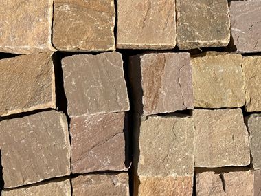 Dlažební_kamen_pískovec_Miak_zblízka