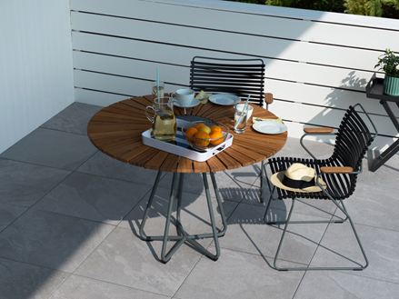 Sekce_Alpine_Grey_Table_on_Balcony (Šedý stůl na balkoně)