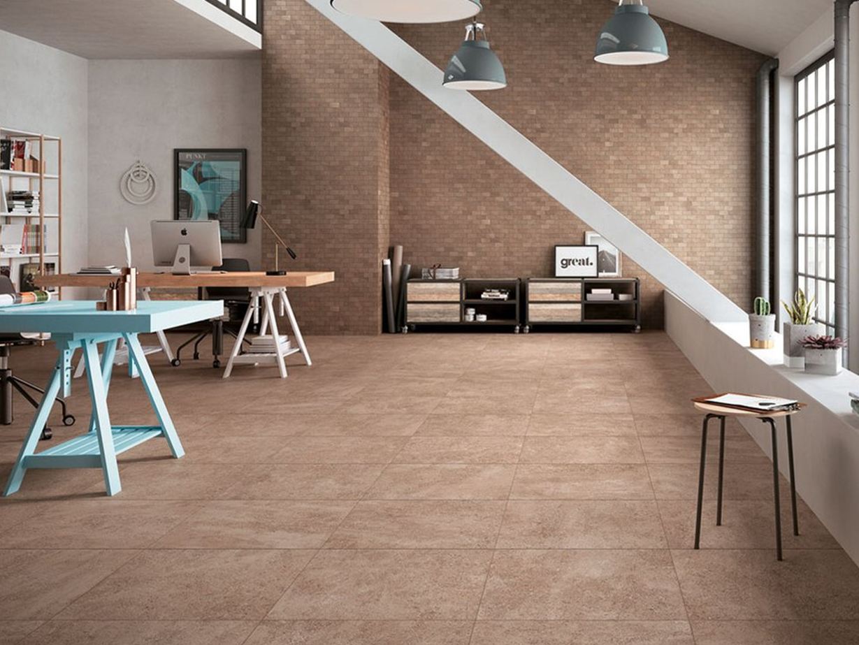 Pokoj v moderním podkroví s porcelánovými obklady v béžové barvě