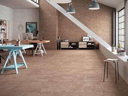 Pokoj v moderním podkroví s porcelánovými obklady v béžové barvě