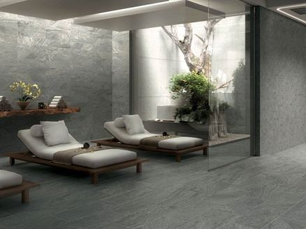 Lázeňská zóna s šedým porcelánem a dvěma lehátky