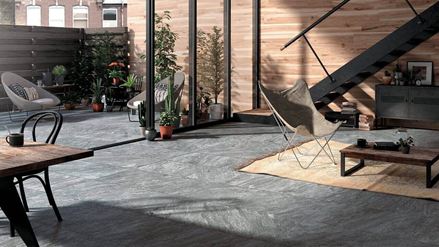 Moderní obývací prostor s tmavou břidlicovou dlažbou