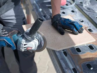 Dlaždice z porcelánové kameniny jsou řezané