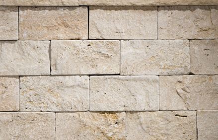 Pohled na travertinovou stěnu zepředu