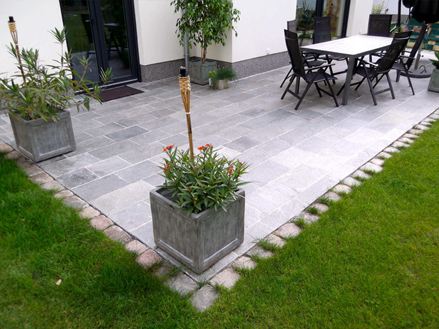 Fotografie zákazníka: Křemenné desky Kavalas, řezané a štípané, položené na terase, pohled do rohu