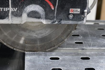 Díky tvrdosti diamantových řezných kotoučů je možné čisté a přesné řezání.