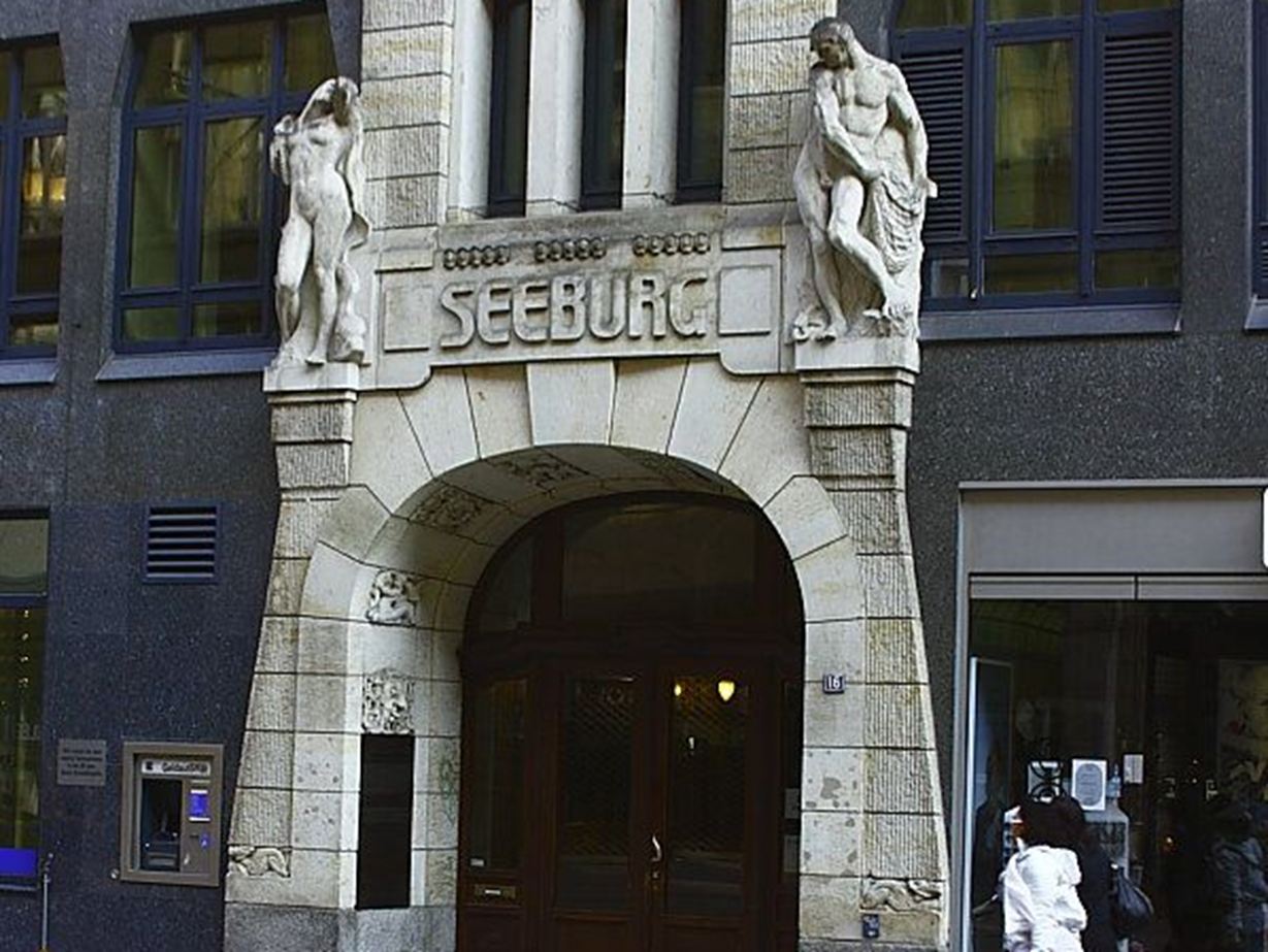 Obklad z přírodního kamene na budově Seeburg v Hamburku z pískovce