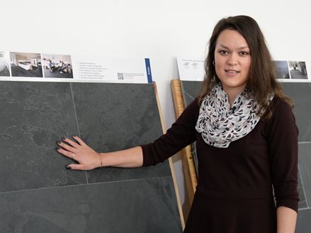 Zaměstnanec stojí před vzorovými břidlicovými deskami