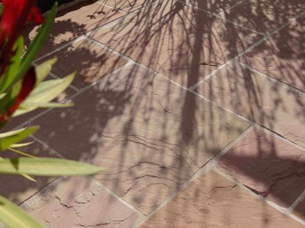 Pískovcové desky z Modaku, terasa s rostlinami v popředí