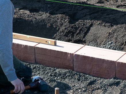 Vodováha na zdicích kamenech během instalace