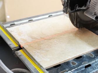 Pila řeže světlý přírodní kámen