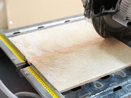 Pila řeže světlý přírodní kámen