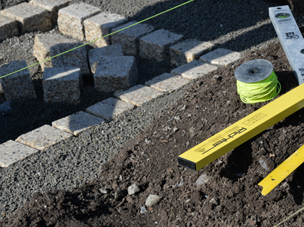 Dlažební kostky při pokládce