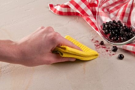 Přírodní kámen je vyčištěn od skvrn od bobulí