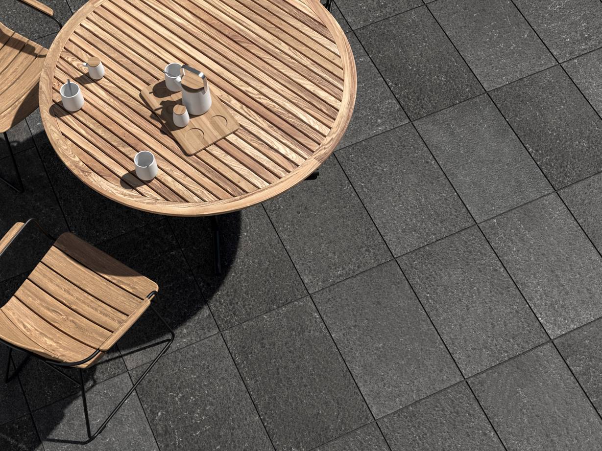 Moderní design terasy v tmavě antracitové barvě Terasová dlažba Čedič Takeda 3