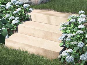 Blokové schody vápenec Camino Sand s květinami a keři