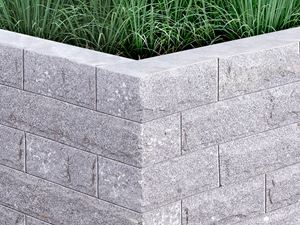 Zdicí kameny žula Silver Rustica s trávou