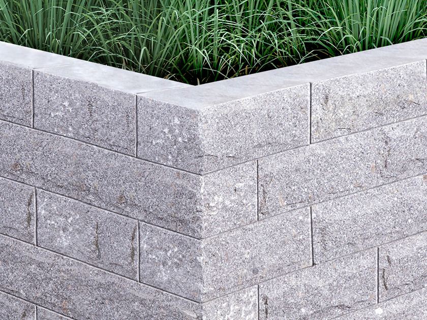 Zdicí kameny žula Silver Rustica s trávou