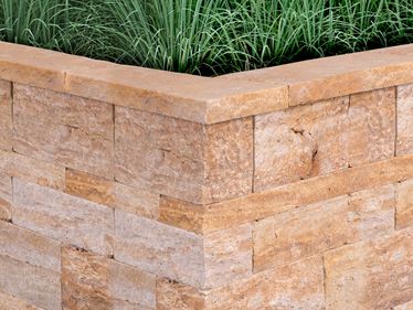 Zdicí kameny Travertin Gold Rustic s trávou