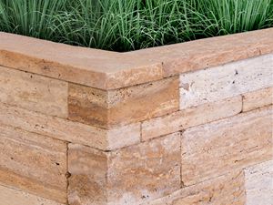 Zdicí kameny travertin Gold s trávou