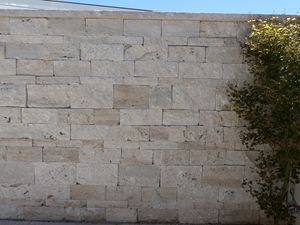 Zdicí kameny Travertin Medium Select Rustic Pohled na zeď