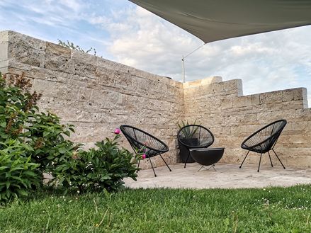 Travertinové_zednické_střední_výběr_rezavé_sedací_rohy