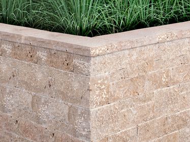 Zdicí kameny Travertin Noce Rustic s trávou