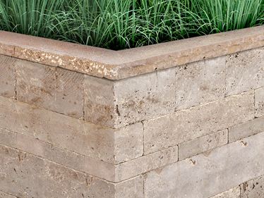 Travertinové zdicí kameny s trávou