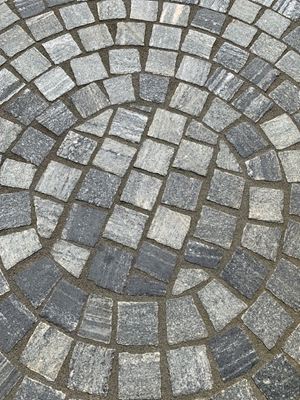 Gneissové dlažební kostky Urban Grey Line položené do kruhu