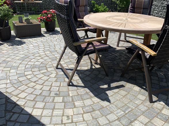 Dlažební kostky Gneiss Urban Grey Line se stolem