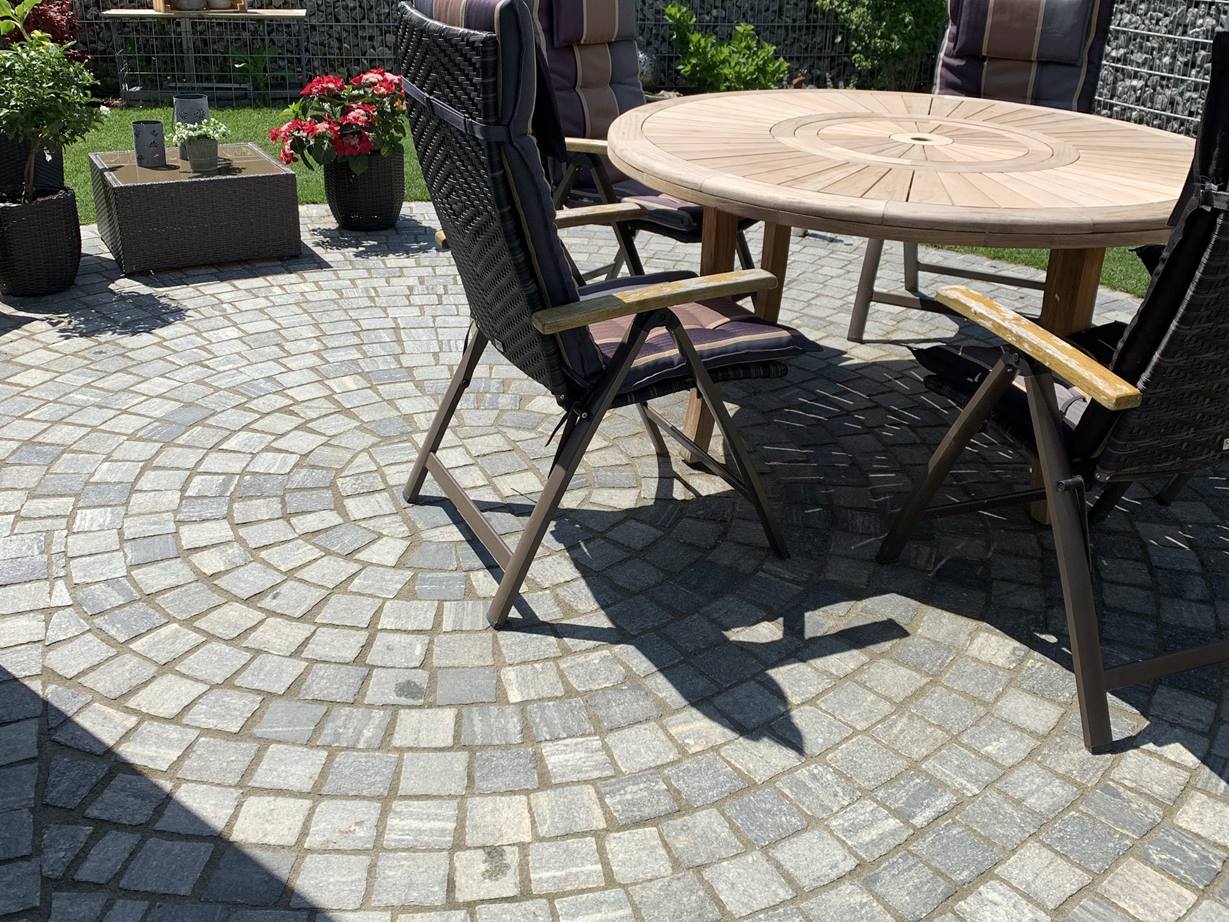 Univerzální a robustní: gneissové dlažební kostky Dlažební kostky Gneiss Urban Grey Line se stolem