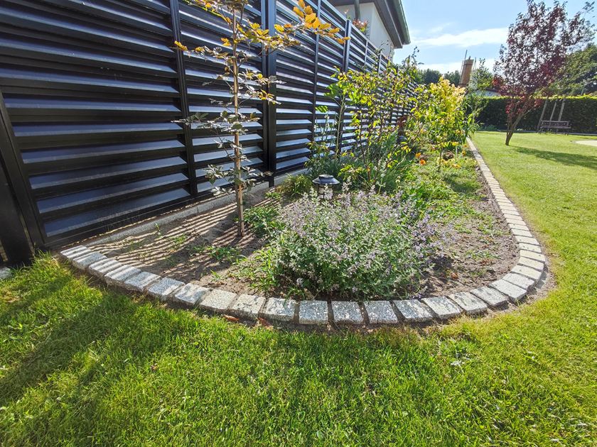 Kulaté dlažební kostky jako obruba záhonů