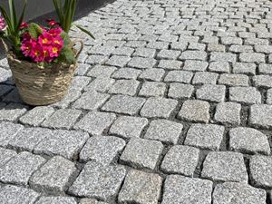 Dlažební_kamenivo_granit Silver_Rustice_driveway_near_flowers