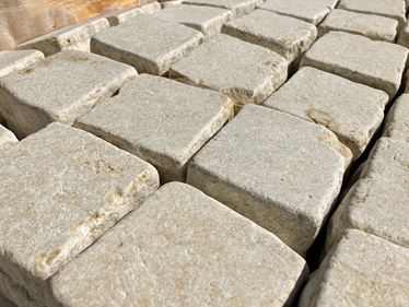 Dlažební kostka_Vápenec_Royal_Beige_šikmá