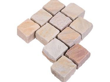 Dlažební kostky kvarcit Rio Dorado vystavené