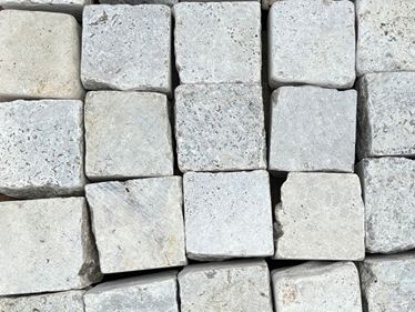 Výřez_dlažební kostka_travertin_stříbrná_paleta