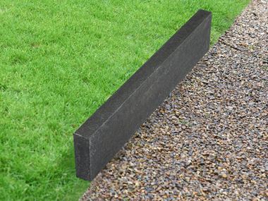 Obrubník na trávník čedič Takeda s trávníkem a štěrkem