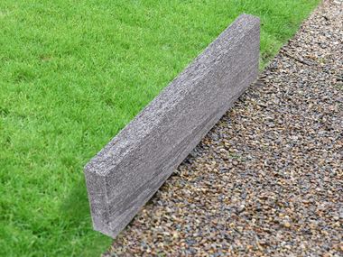 Obrubník na trávník Gneiss Urban Grey Line s trávou a štěrkem