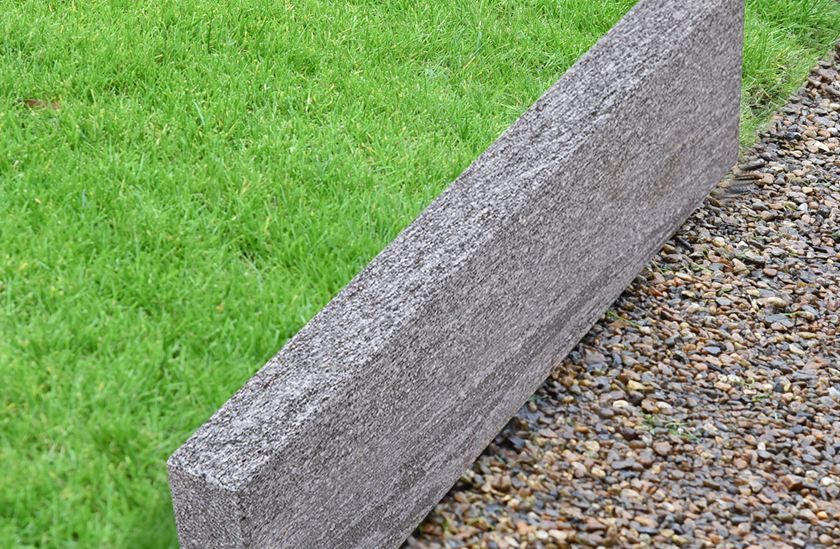 Obrubník na trávník Gneiss Urban Grey Line s trávou a štěrkem_cutout_banner