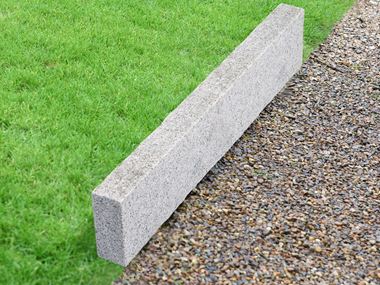 Obrubník na trávník Silver Classico s trávníkem a štěrkem