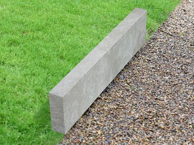 Obrubník na trávník Camino Grey s trávníkem a štěrkem