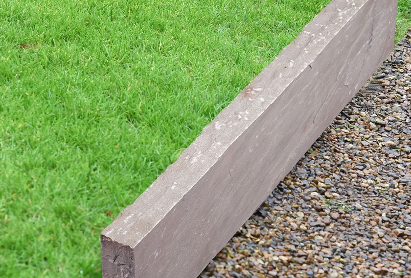 Obrubník na trávník pískovec Kandla Grey s trávníkem a štěrkem_cutout_banner