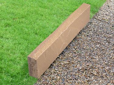 Obrubník na trávník z pískovce Miak s trávou a štěrkem