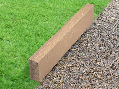 Obrubník na trávník z pískovce Miak s trávou a štěrkem