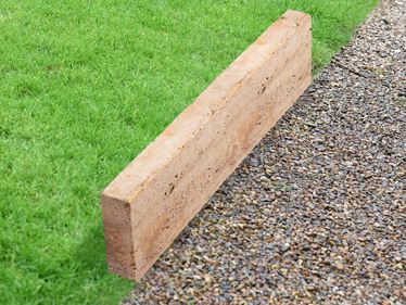 Obrubník na trávník travertinová Gold s trávníkem a štěrkem