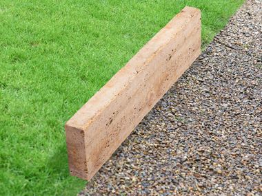 Obrubník na trávník travertinová Gold s trávníkem a štěrkem