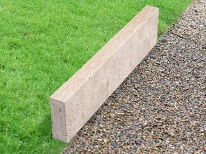 Obrubník na trávník Travertin Medium Select s trávníkem a štěrkem