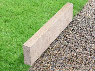 Obrubník na trávník Travertin Medium Select s trávníkem a štěrkem